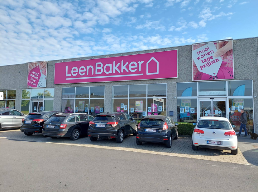 Ancien LeenBakker à louer : une vaste surface commerciale / retail périphérique sur l’axe le plus fréquenté de Maldegem.<br />
Entourée d’enseignes fo