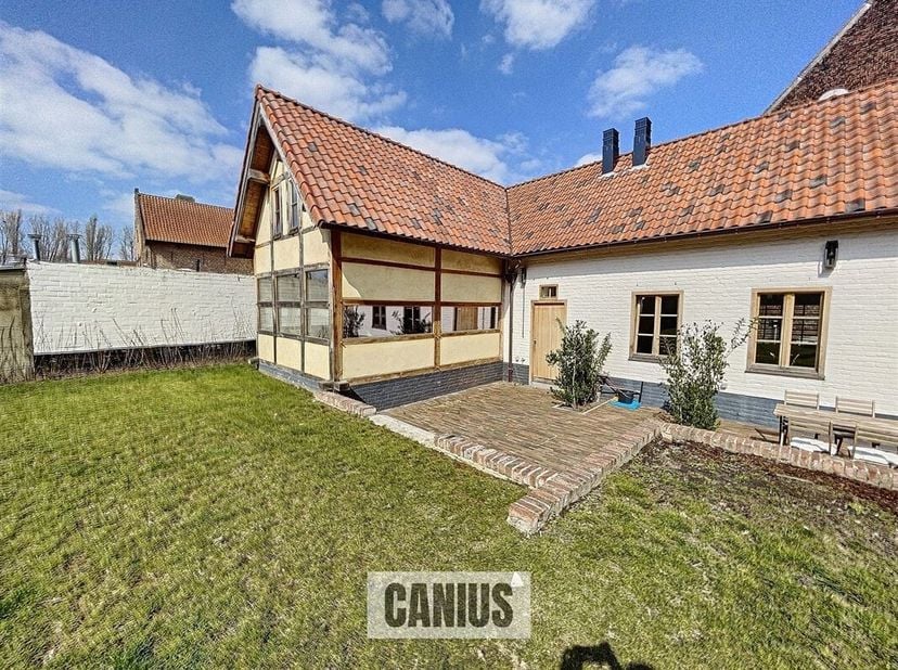 TIJDLOZE WONING IN HARTJE SINT-TRUIDEN<br />
Aan de stadsrand van Sint-Truiden, treffen wij op het Begijnhof deze unieke woning aan gelegen op een uit