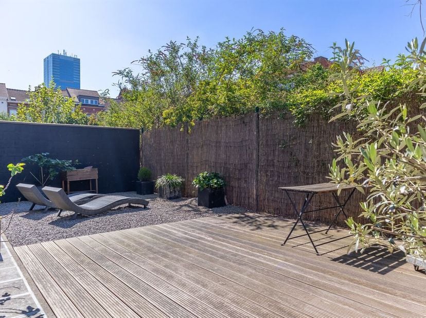 Property One vous propose ce superbe appartement de type loft situé au rez-de-chaussée, à proximité immédiate de la gare du Midi. Offrant de beaux vol