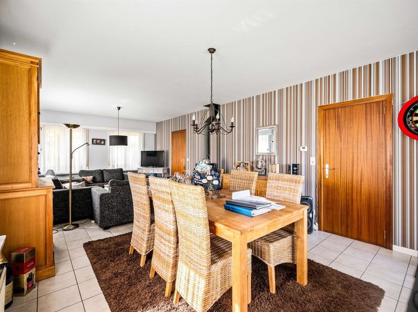 Gelegen aan de Dennelaan 45 in Averbode bevindt deze ruime woning zich in een rustige woonomgeving met vlotte verbindingen naar Diest, Aarschot, Leuve