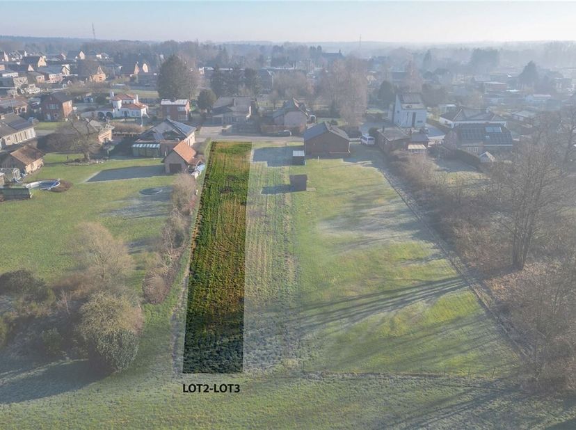 Zuidwestelijk georiënteerd perceel voor halfopen bebouwing van 9a07ca op rustige locatie <br />
Omgeving: <br />
+ Rustige woonwijk in een groene omge