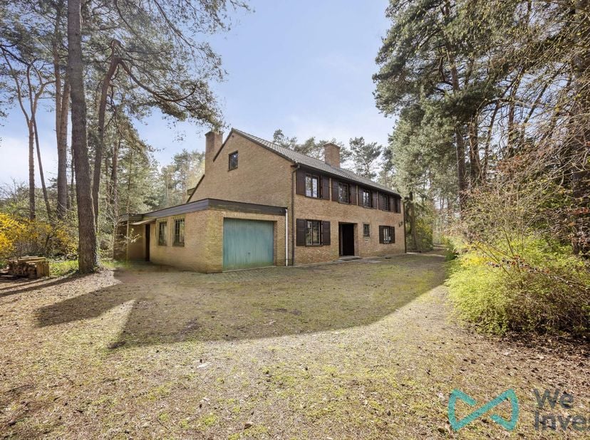 Uniek gelegen landhuis te koop in rustige, groenrijke Omgeving<br />
Bent u op zoek naar een sfeervol landhuis waar ruimte en natuur samenkomen? Dit l