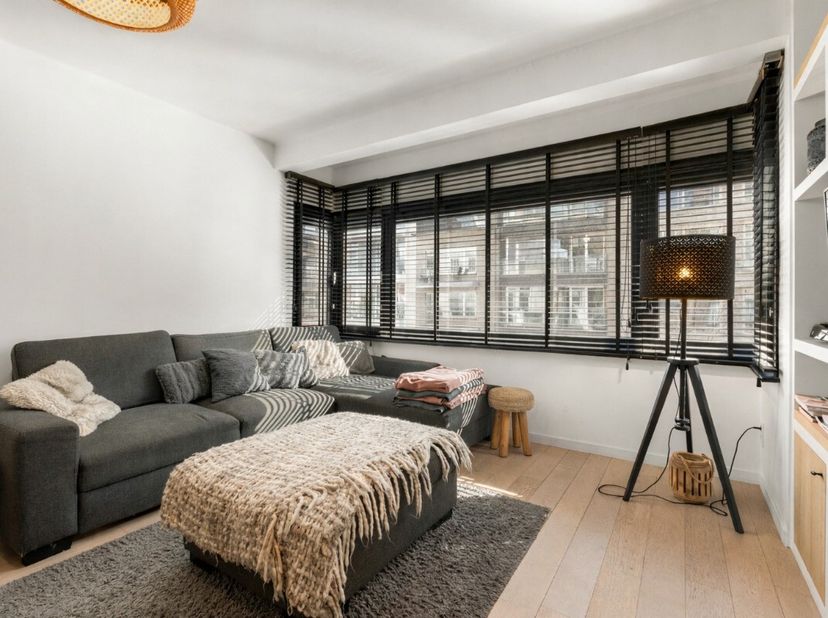 Knokke: Instapklaar appartement met 2 ruime slaapkamers op topligging te koop in Knokke. Ontdek dit instapklare 2-slaapkamerappartement, gelegen op de