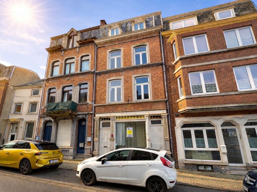 À découvrir, cette spacieuse maison unifamiliale à rénover offrant de nombreuses possibilités d'aménagement et un volume exceptionnel. <br />
<br />
L