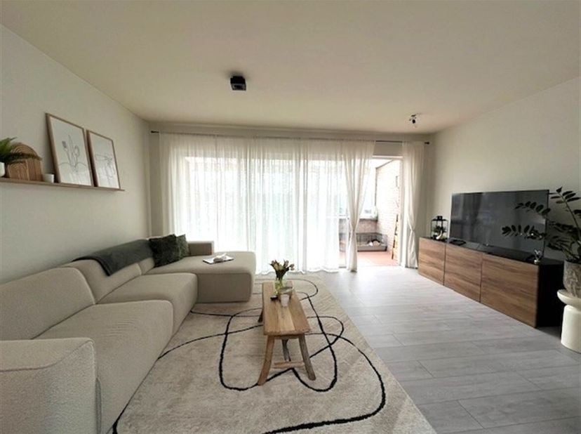Appartement met 2 slaapkamers in het centrum van Sint Antonius Zoersel, in de nabijheid van winkels, scholen, openbaar vervoer,...<br />
Ideaal voor z