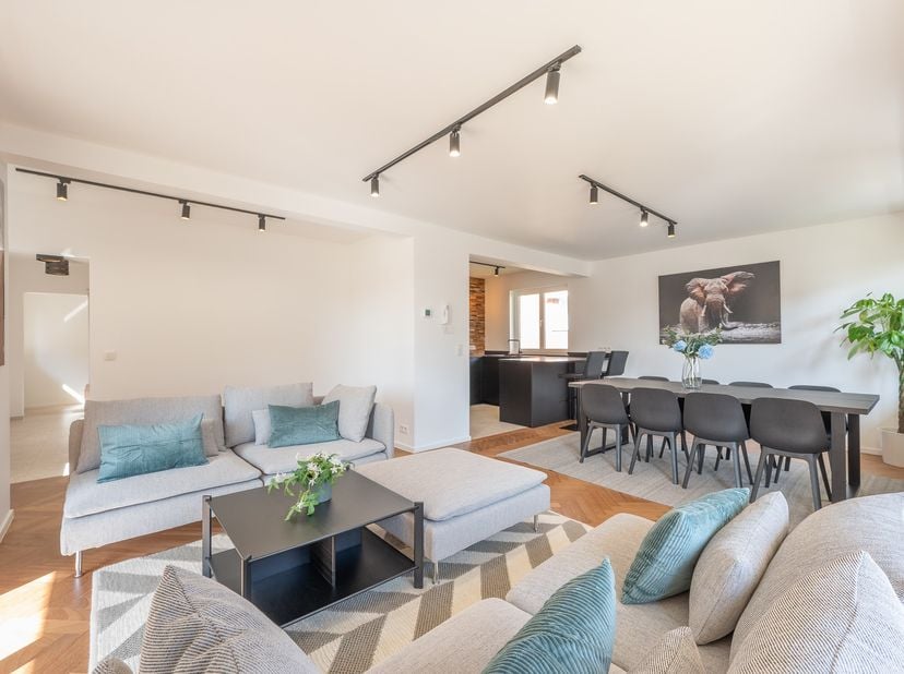 À Duinbergen, tout près de la digue, se trouve cet appartement rénové occupant l’ensemble de l’étage d’une petite résidence. De larges baies vitrées a