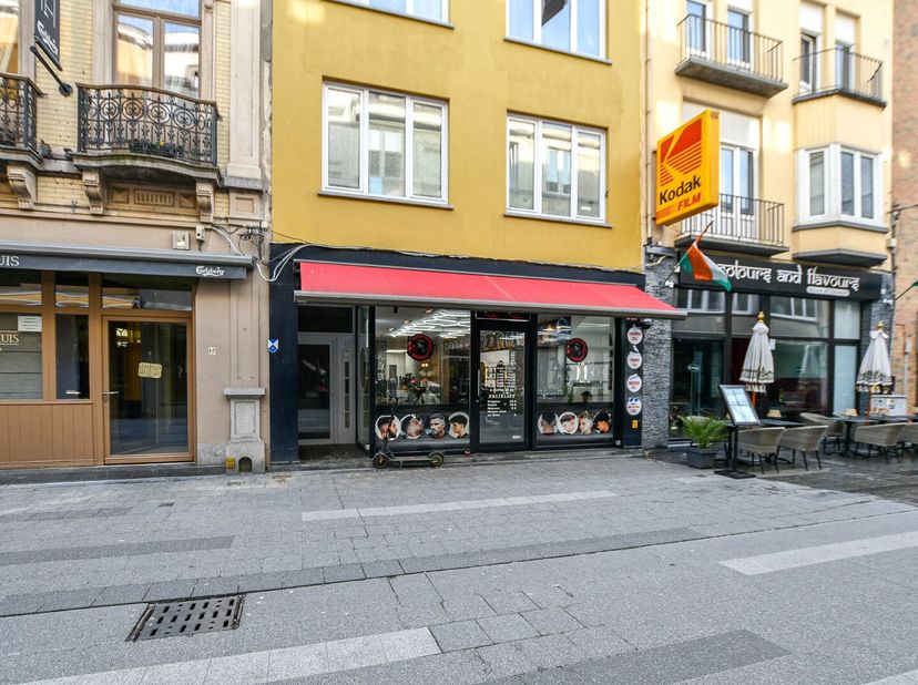Centraal gelegen handelspand van ca. 104 m² in het hart van Blankenberge, ideaal als investering of voor eigen commerciële activiteit. Dit karaktervol
