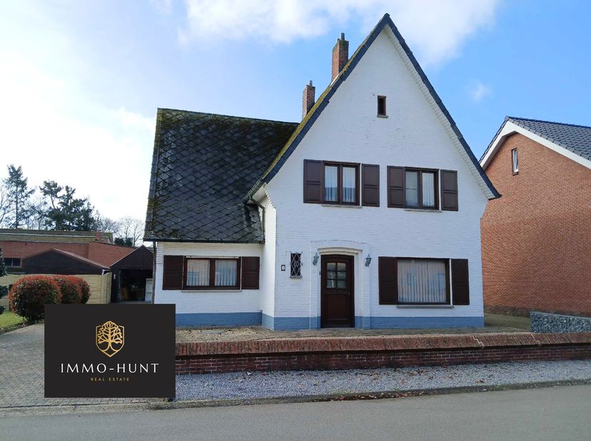 Op een rustige locatie in Pelt (Sint-Huibrechts-Lille) bevindt zich deze ruime woning met een bewoonbare oppervlakte van 166 m², gelegen op een mooi p