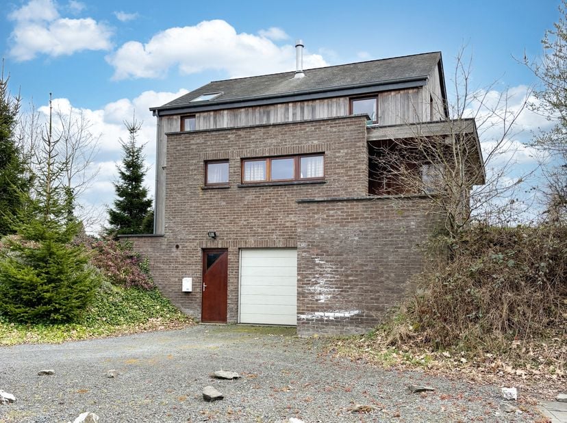 Glv: heel ruime woonkamer met houtkachel, eetkamer met grote ramen die uitkijken op de tuin, salon, uitgeruste keuken (vaatwasser, afzuigkap, elektris