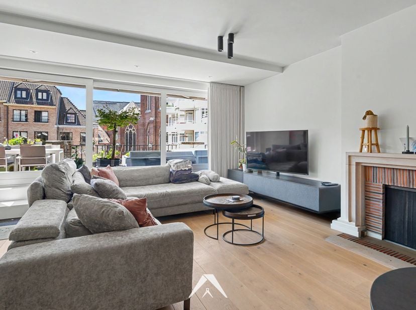 In de Grote Kring, op wandelafstand van de Grote Markt, bieden wij dit volledig gerenoveerde appartement van ca 135 m² te huur aan.<br />
Bij binnenko
