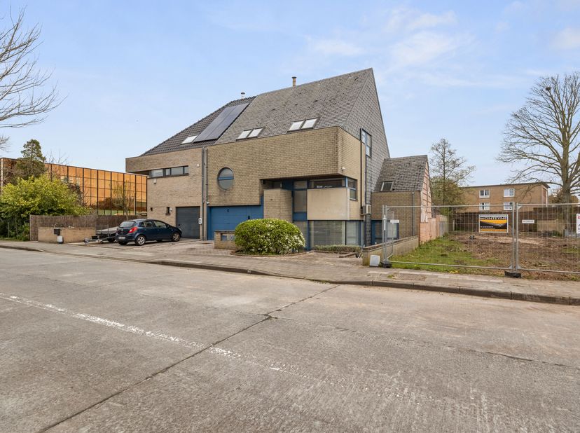 Instapklaar handelshuis in Sint-Andries<br />
Ontdek deze uitzonderlijke woning met handelsruimte te koop in Sint-Andries, waar ruimte, licht en stijl