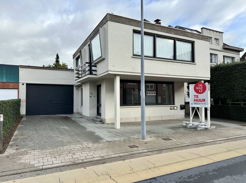 Au cœur de Deerlijk, nous proposons à la location un bureau ou un espace commercial prêt à l'emploi d'environ 70 m². Grâce à sa situation centrale et