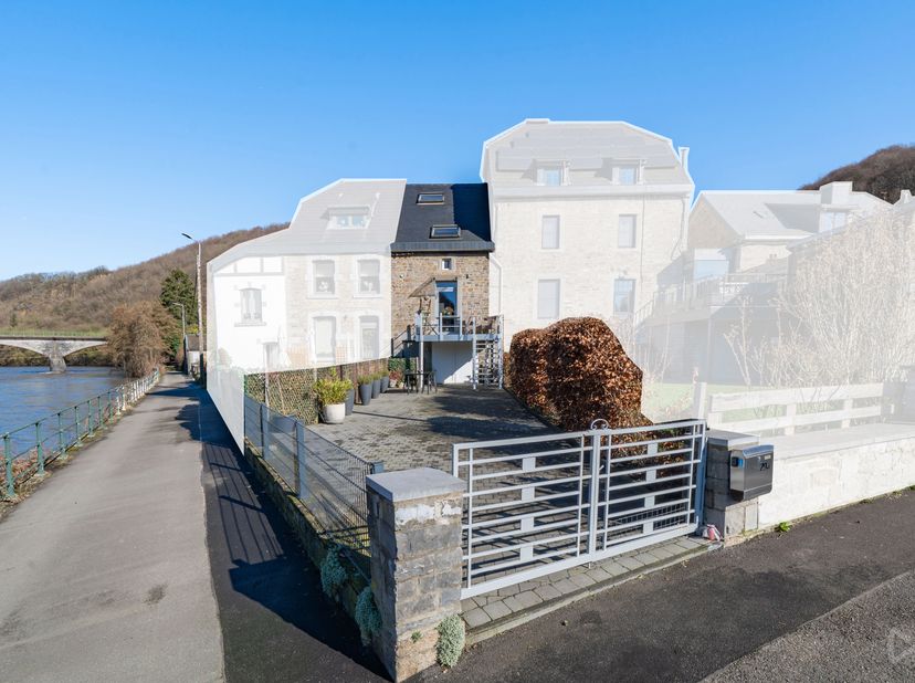 Contact : 0494 12 60 42 - Située dans un cadre champètre au bord de lOurthe, cette adorable maison rénovée avec soin séduira les amateurs dauthenticit