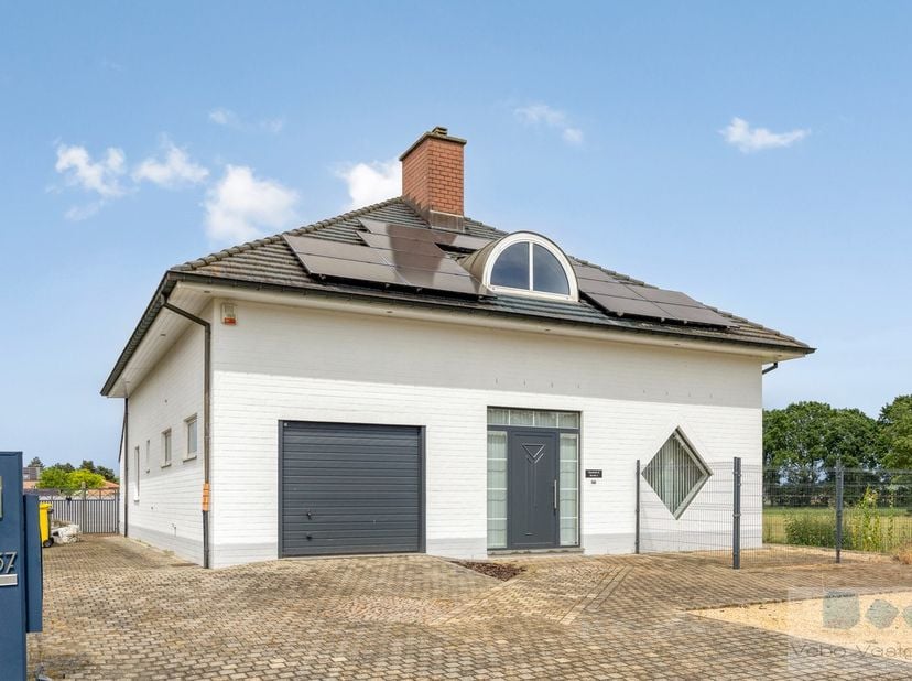 Vrijstaande woning met buitenzwembad in een doodlopende straat, omgeven door agrarisch groen te Wiekevorst.<br />
<br />
Deze solide woning, gelegen o