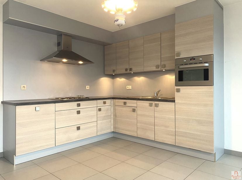 Ontdek dit aangename en ruime appartement, gebouwd in 2009, waar licht en comfort de toon zetten.<br />
Het appartement beschikt over twee slaapkamers