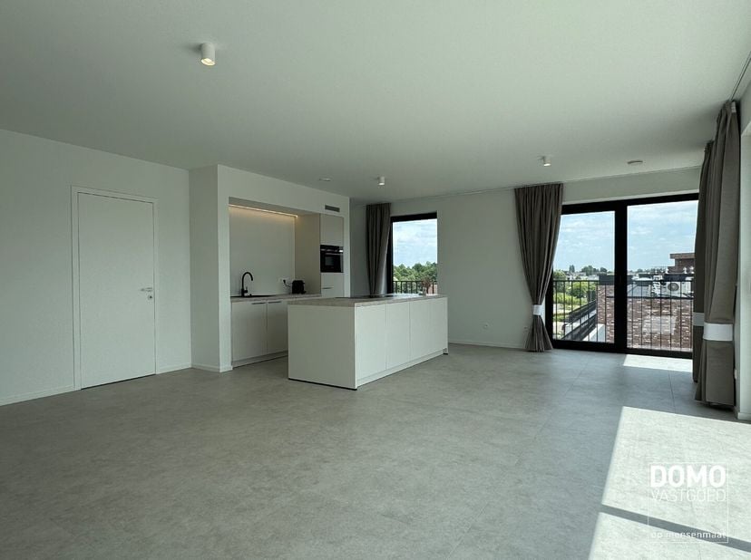 Heeft u interesse? Plan uw bezoek via onze website www.domovastgoed.be<br />
Dit prachtig appartement, gelegen op de derde en tevens bovenste verdiepi
