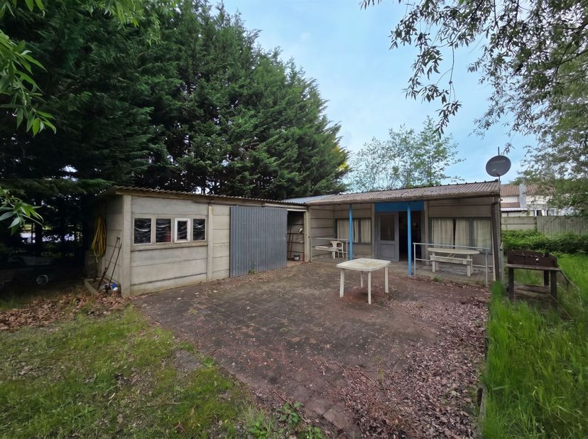 Een idyllisch kader voor mensen die houden van groen, natuur en rust.<br />
De chalet is gelegen in natuurgebied en heeft een totale bewoonbare opper