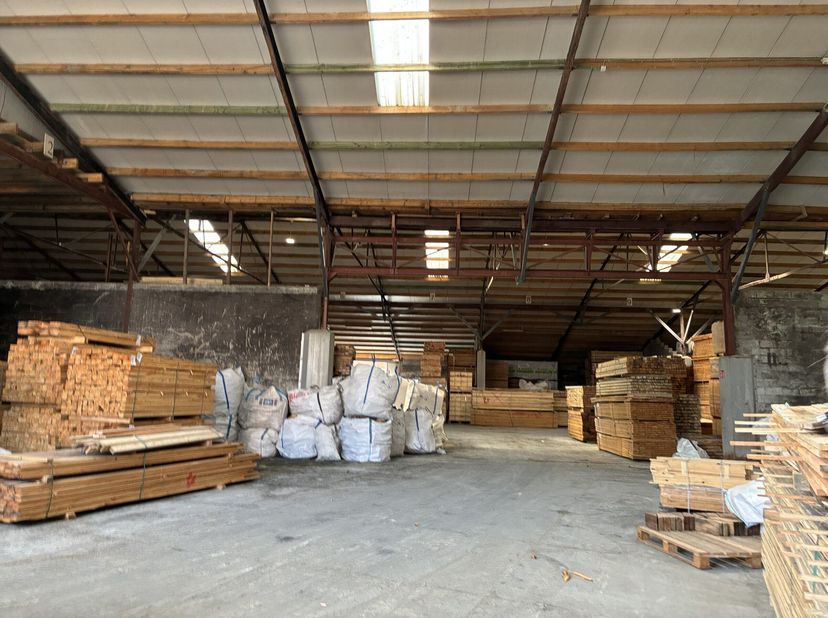 Europark-Noord 46G, 9100 Sint-Niklaas Indeling: Magazijn: 2100m² Extra info: Zelfdragende staalconstructie Dakisolatie (sandwichpanelen) Faciliteiten: