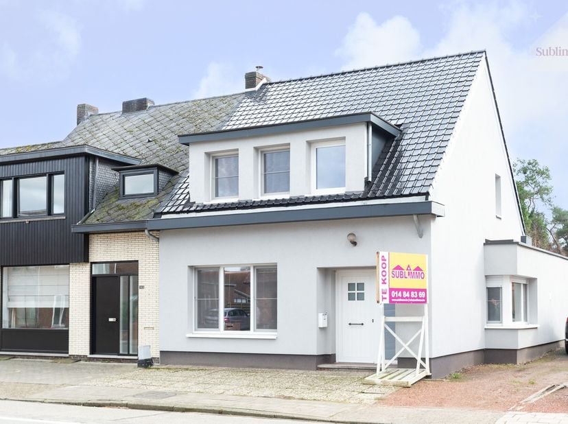Bent u op zoek naar een woning te koop in Mol met 3 slaapkamers en een grote tuin?<br />
Deze charmante halfopen bebouwing in Achterbos (Mol) bevindt