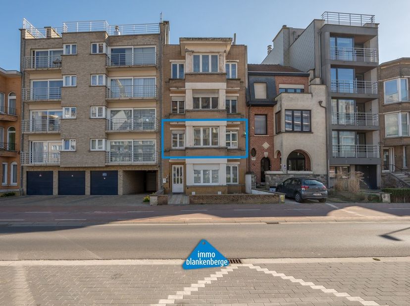 Ontdek dit charmante appartement met drie slaapkamers, gelegen in een rustige residentie op een steenworp afstand van de zeedijk, het strand en de pra
