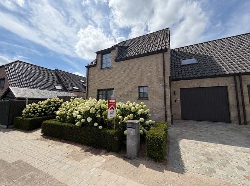 Dit gezellige halfopen huis uit 2012 ligt in een rustige residentiële buurt in Assebroek, waar rust en privacy centraal staan. Toch ben je maar een st