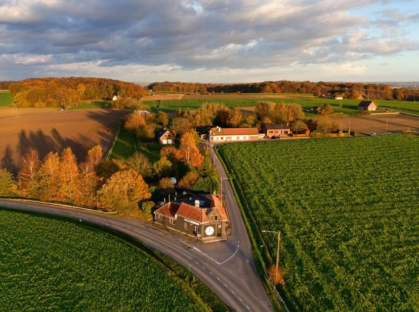 Landelijke ligging<br />
Langs de Wortegemsesteenweg in Anzegem bevindt zich deze interessante opbrengsteigendom. Hier combineer je het beste van twee