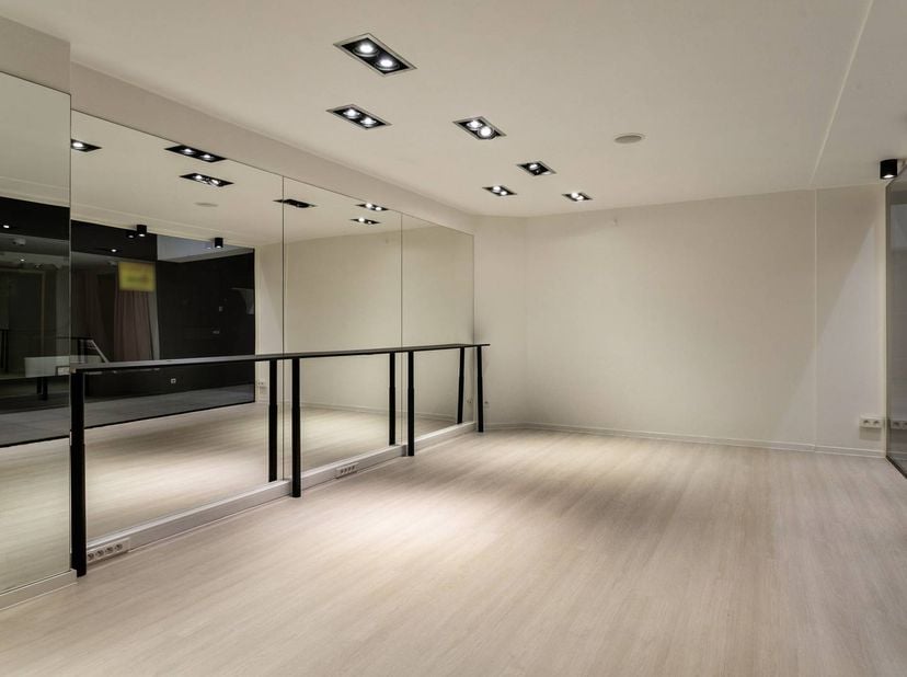 Het handelspand van ca. 54m² bestaat uit 2 verdiepingen van elk ca. 27m² en is volledig instapklaar. <br />
<br />
Met haar ligging in Galerij De Mees