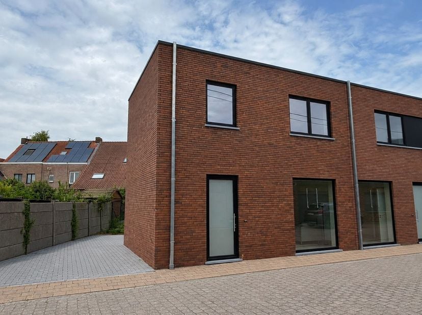 Deze woning is volledig afgewerkt met kwalitatieve materialen en met oog voor comfort en duurzaamheid. <br />
<br />
Volgende praktische indeling: ink