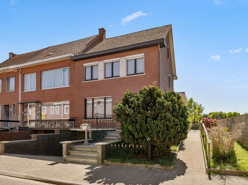 Deze ruime woning is gelegen in Tienen en biedt alle comfort van een half open bebouwing. Met een mooie tuin, een gezellig terras en een garage is dit