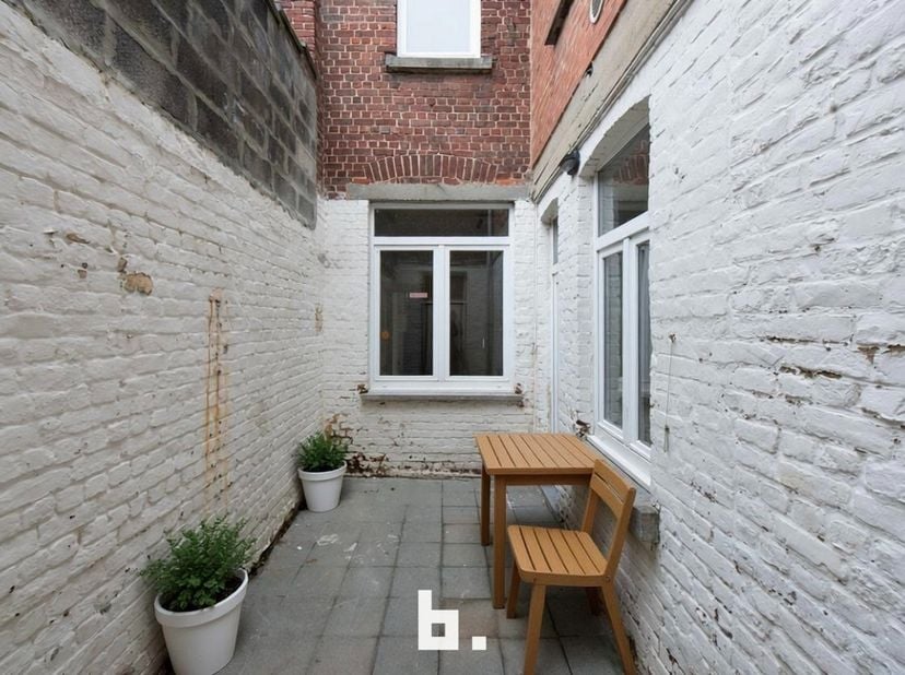 Op zoek naar een ruime en betaalbare woning met veel potentieel? Dan is deze gezellige rijwoning absoluut een bezoek waard!<br />
Gelegen in een rusti