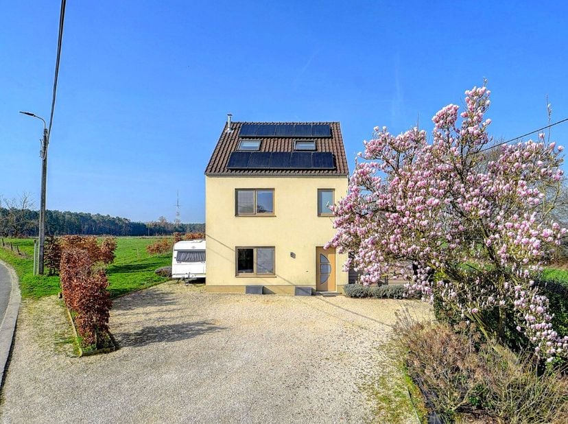 [[ ER WERD EEN OPTIE GENOMEN OP DIT PAND. ]] Te koop: volledig gerenoveerde woning (2015) in het hart van Ottenburg, op een rustige straat met prachti