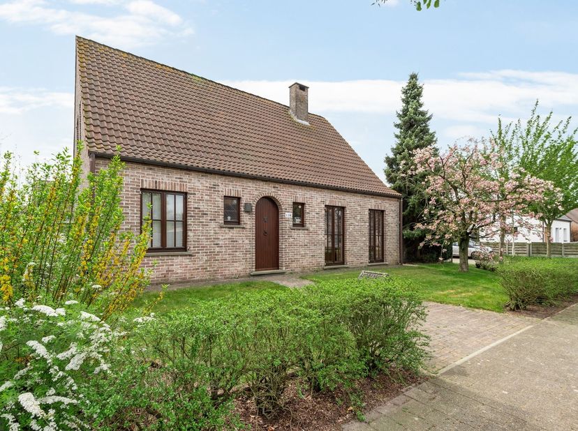 Instapklare goed onderhouden woning met 4 à 5 slaapkamers en groot bijgebouw, op een rustige kindvriendelijke ligging.<br />
<br />
Via de inkomhal