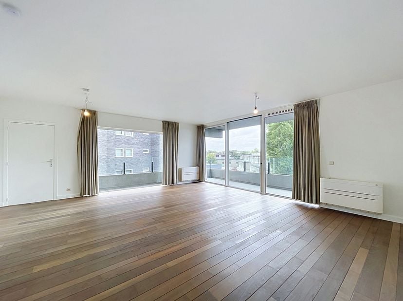 BEZOEK ENKEL AANVRAGEN VIA IMMODAVINCI.BE<br />
LIGGING<br />
Dit instapklare appartement geniet van een topligging in Gent, op een boogscheut van de