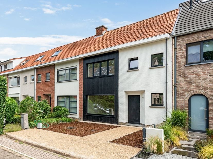 C'est dans la Fazantweg, une impasse paisible de Lier, que se trouve cette maison familiale entièrement rénovée, qui offre le confort d'une maison neu