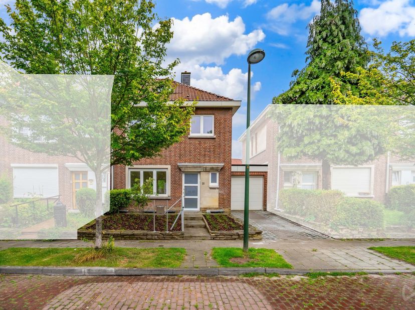 Aangenaam huisje in een rustige wijk te Ganshoren.<br />
Deze lichtrijke woning werd volledig gerenoveerd en bestaat uit een inkomhall met apart toile