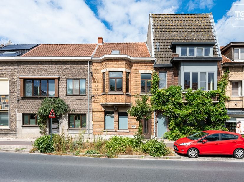Op een interessante locatie in Oostakker bieden wij deze te renoveren gesloten woning met apart verhuurbare studio, garage en stadstuint te koop aan –