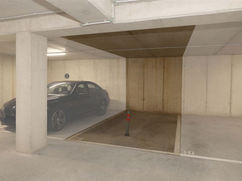 Autostaanplaats midden in het centrum van Hoeselt!<br />
<br />
Midden in de gezellige dorpskern van Hoeselt bevindt zich het gloednieuwe project re