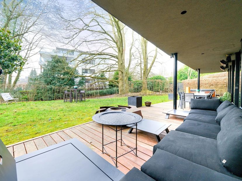 Gelegen in een beveiligd domein van 1,5 ha in de wijk Hamoir, prachtig duplex op de begane grond met een oppervlakte van ± 338 m², aangevuld met terra