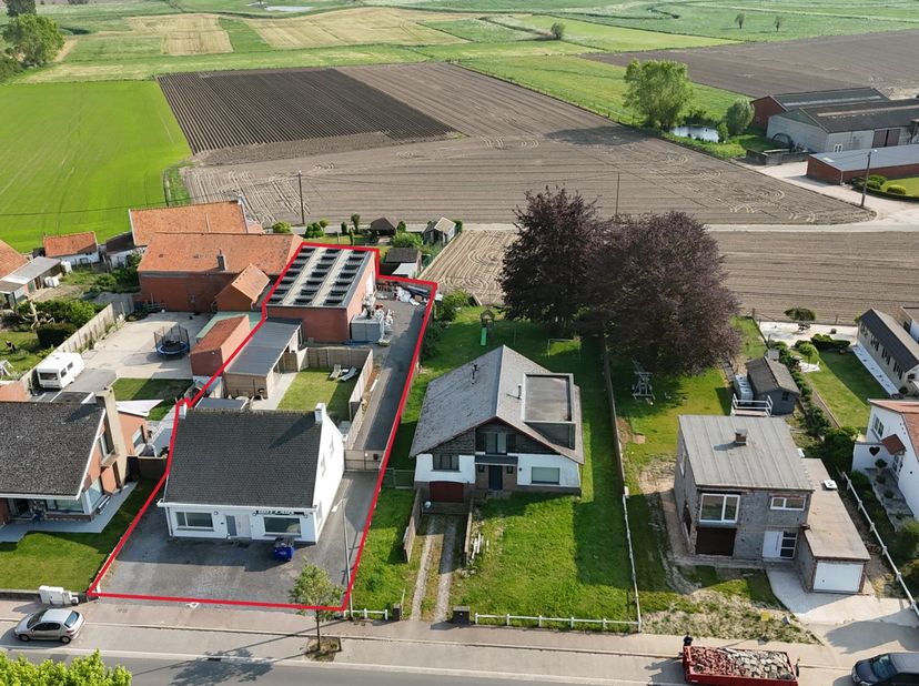 In de Werkenstraat, op de verbindingsweg tussen Handzame en Werken, bevindt zich deze volledig gerenoveerde en bijzonder energiezuinige woning met EPC