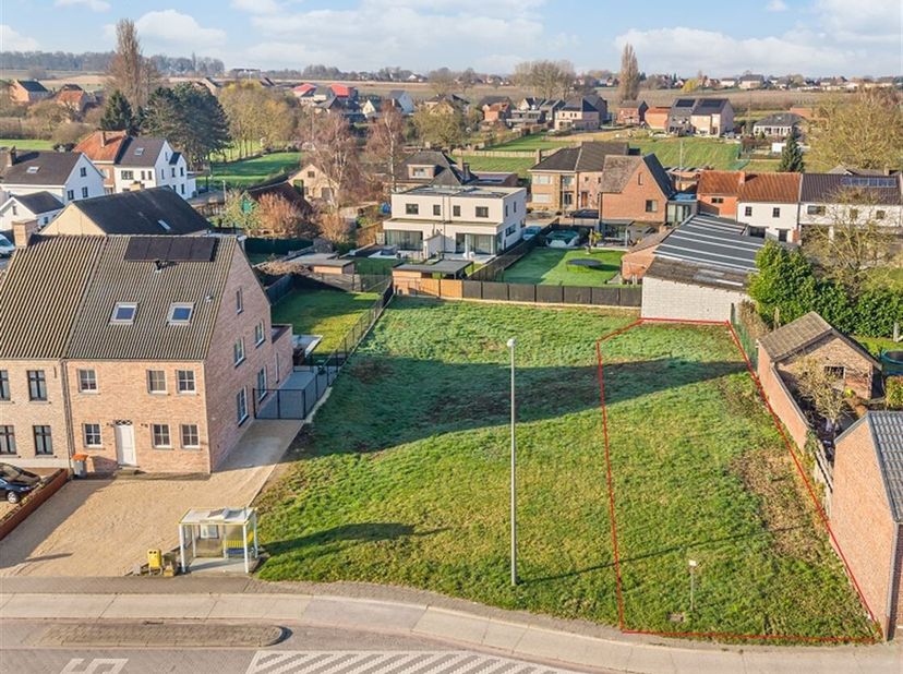 Bouwgrond voor een half open woning op een centrale ligging te Bilzen<br />
Deze bouwgrond voor halfopen bebouwing ligt in de deelgemeente van Martens