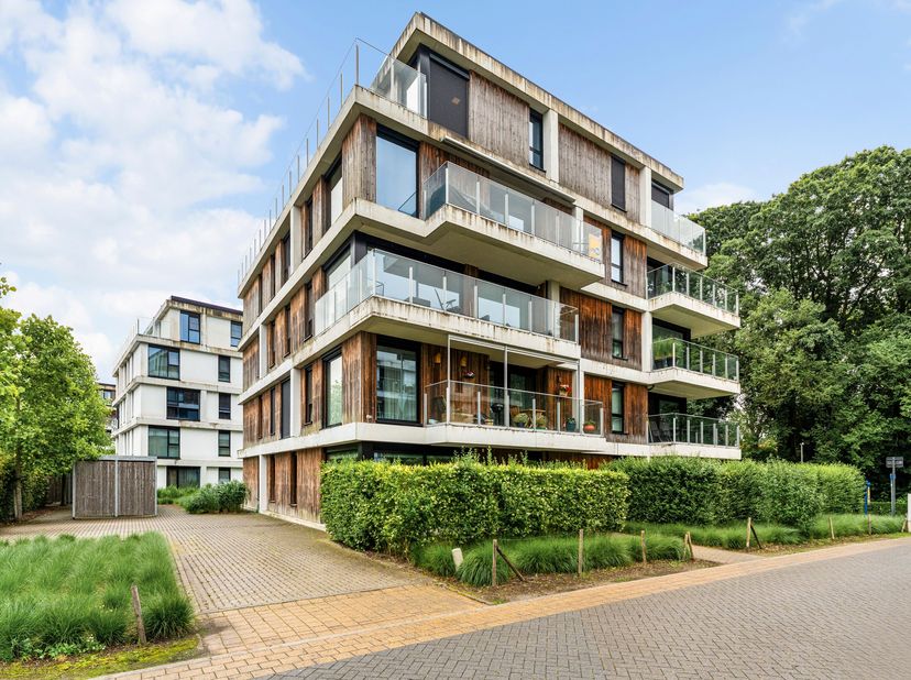 Dit leuke gelijkvloers appartement van 65m² is gelegen in een gezellige wijk aan de nieuwe kaai en dus vlakbij de Turnhoutse jachthaven.<br />
<br />