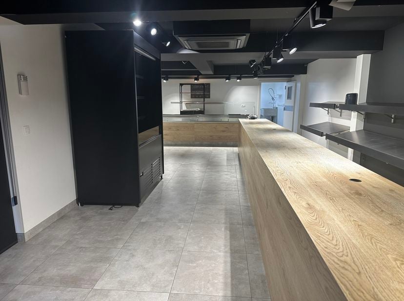 <br />
<br />
<br />
<br />
Commercieel handelspand van ca. 170 m² op uitstekende locatie in hartje Brasschaat<br />
Ruim handelsgelijkvloers met veel