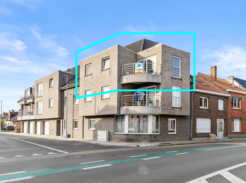 In Gistel bevindt zich dit ruim en instapklaar duplexappartement met 2 à 3 slaapkamers, een moderne afwerking en een bijzonder aangename leefruimte. D