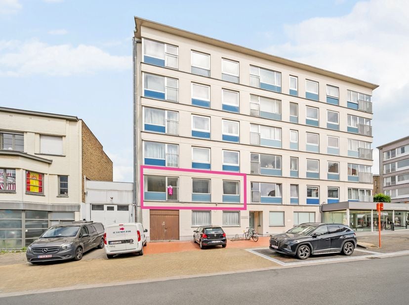 Dit appartement is gelegen op 500 m van het strand en vlakbij de winkelstraat van Koksijde.<br />
De indeling is als volgt: inkomhal, gastentoilet, ba