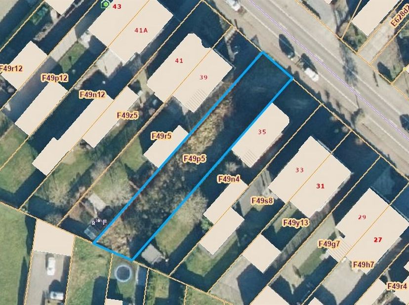 Mooi en centraal gelegen perceel grond van ca. 654m², met een straatbreedte van ca. 10m, voor het bouwen van een half-open bebouwing.<br />
- Landelij