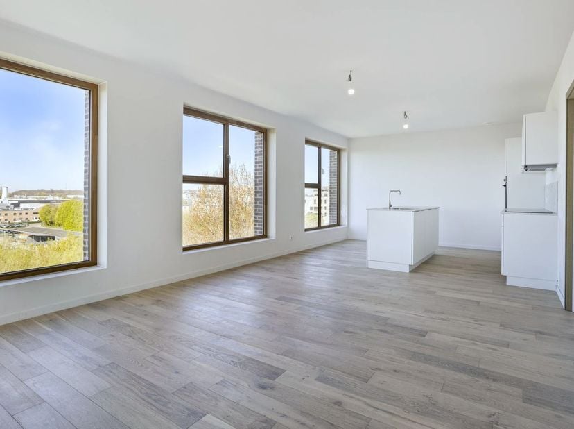 indeling:<br />
- inkomhal met plaats voor vestiairekast (6 m²) <br />
- apart toilet met handenwasser <br />
- berging met aansluiting voor wasmachin