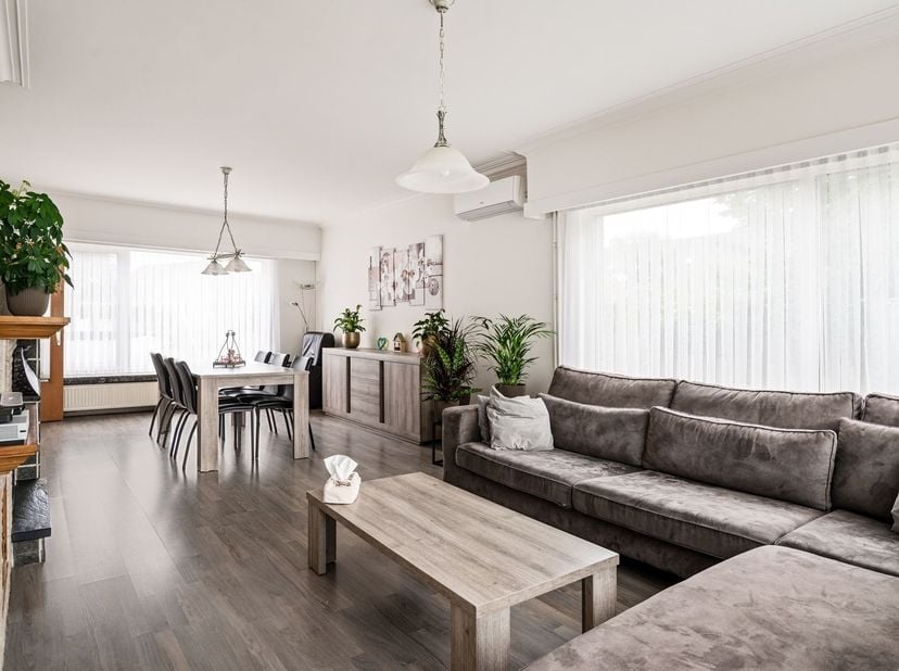 Ruime 4 slpk woning op een perceel van 8a 27ca<br />
<br />
Ligging: Rustig gelegen nabij centrum Wechelderzande met alle faciliteiten (scholen, win