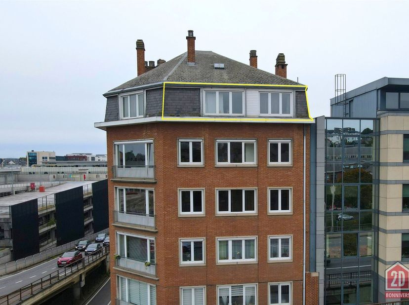 À proximité immédiate de la gare de Namur, un sympathique appartement 1 chambre situé au 5ème étage d’un robuste immeuble, vous est présenté par BONNI