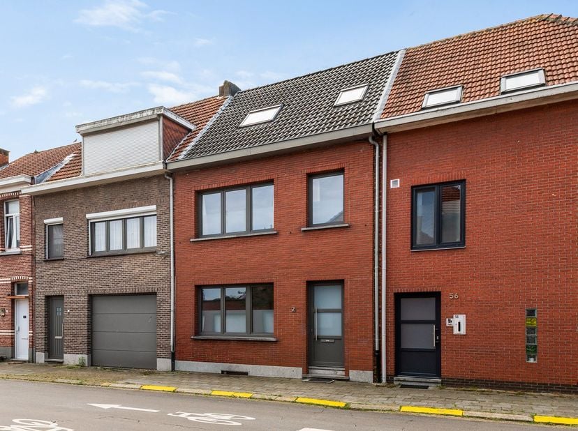 Deze volledig gerenoveerde rijwoning combineert een moderne afwerking met een praktische indeling en een rustige ligging nabij het centrum van Wijnege