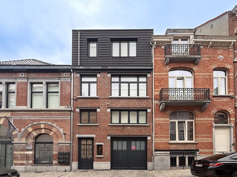 SQUARE AMBIORIX - Prachtig hoogwaardig appartement ingericht en volledig gerenoveerd met een oppervlakte van 146 m&amp;sup2;. Inkomhal met vestiaire, apar